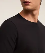 Remera slim de algodón negro con textura acanalada, cuello redondo y mangas cortas.