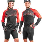 Remera de ciclismo negra, roja y gris con cierre parcial en el cuello y mangas largas. Presenta un diseño geométrico en la parte superior y el logo de la marca en el pecho.