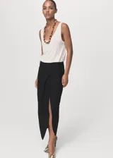 Falda midi tiro medio de color negro, con diseño cruzado y tajo delantero.