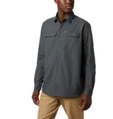 Camisa de manga larga Columbia, color gris, con cuello clásico, cierre frontal de botones y dos bolsillos en el pecho. Cuenta con tecnología de protección solar y absorción de humedad, además de mangas enrollables con soportes.