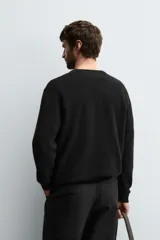 Jersey de punto de cashmere con corte regular fit, cuello redondo y manga larga. Presenta acabados en rib en puños y ruedo.