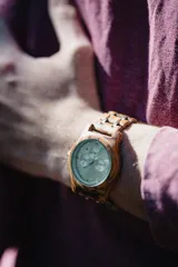 Reloj de pulsera Chenaut Lune con caja y correa de madera de zebrano, esfera plateada con números romanos y subdiales plateados, movimiento de cuarzo, función de cronógrafo y fechador, cristal Hardlex resistente a los arañazos y resistencia al agua 3 ATM.