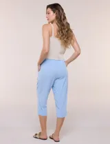Pantalón capri de algodón a rayas verticales en tonos azul, celeste y blanco, con cintura elastizada, cordón de ajuste frontal y bolsillos aplicados.