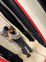 Pashmina de tejido ligero con acabado metalizado en tono oscuro, con bordes desflecados.