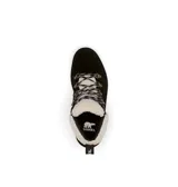 Bota de estilo montañista color negro, confeccionada en piel impermeable con forro de corderito sintético en el cuello. Presenta cordones con ganchos metálicos, tirador en el talón y una suela de plataforma dentada en color tostado.