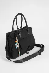 Briefcase negro de nylon con tres compartimentos, dos con cierre, bolsillo delantero con solapa y cierre de broche a presión. Cuenta con doble asa de mano, correa regulable y un llavero decorativo con cuentas coloridas colgando de uno de los herrajes.