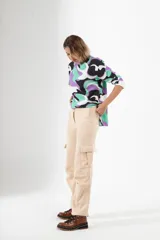 Pantalón cargo negro de corte recto y estilo urbano, con bolsillos laterales y tobillos ajustables.