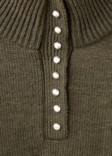 Jersey de punto de cuello perkins con cierre frontal de botones, diseño recto y manga larga.