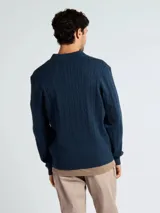 Sweater tipo polo de punto con diseño de trenzas, color azul marino, con cuello clásico y abertura frontal.