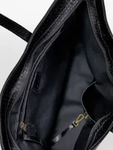 Cartera shopper grande de cuero color beige con diseño trenzado. Cuenta con asas largas de hombro, cierre superior y forro interior con bolsillos.