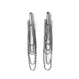 Aros colgantes plateados con forma de rectángulo del que cuelgan múltiples hilos de strass.