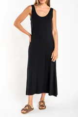 Vestido midi negro de viscosa y elastano, con breteles finos y corte al cuerpo.