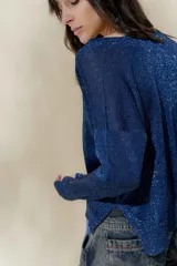 Sweater marrón con brillo, escote en V y mangas 3/4.