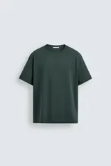 Camiseta de cuello redondo y manga corta con ajuste regular, confeccionada en tejido de peso medio.