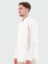 Camisa de lino color celeste, de corte clásico, con cuello kent y mangas largas con puños internos estampados en contraste.
