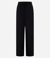 Pantalón de corte holgado y fluido, color negro, con cintura elástica y lazo ajustable. Confeccionado en una mezcla de viscosa y lino.