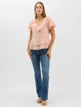 Blusa de satén color rosado con acabado texturizado, escote en V con volados, mangas cortas acampanadas y diseño péplum de doble nivel en la parte inferior.