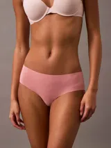 Bombacha hipster color rosa de microfibra ligera, con cintura elástica y bordes cortados a láser.