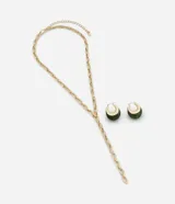Conjunto de bijouterie compuesto por un collar estilo corbata de cadena de eslabones dorados y un par de aros tipo argolla con detalle de resina en color verde oscuro.