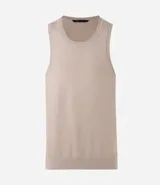 Musculosa masculina de tejido texturizado con cuello redondo y sisas amplias. Diseño minimalista de corte recto y acabado suave.