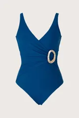 Traje de baño entero azul rey con escote en V, breteles anchos ajustables, espalda media y avío dorado lateral.