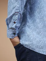 Camisa de manga larga con estampado floral celeste y blanco, confeccionada en algodón.