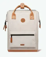 Mochila Cabaia modelo Adventurer Arequipa, de color beige con detalles en cuero sintético color suela. Cuenta con un bolsillo frontal con cierre, asas superiores de mano y diseño estructurado.