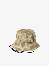 Sombrero tipo bucket de poliéster con estampado de camuflaje en tonos beige y marrón. Tiene dos bolsillos laterales con cierre a presión y cordón ajustable con tanka.