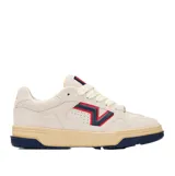 Championes Vans modelo Upland, color blanco con detalles en azul y rojo, suela de goma en tono tostado y base azul.
