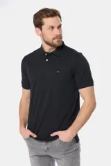 Remera polo azul con cuello en rib y botones personalizados.