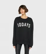 Suéter oversize negro con parche de fieltro con el logo de béisbol de 10DAYS en el pecho, cuello redondo de punto acanalado y puños y dobladillo de punto acanalado.