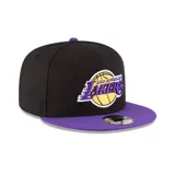 Gorro New Era 9FIFTY de los Los Angeles Lakers, negro con visera violeta y logo del equipo bordado en el frente.