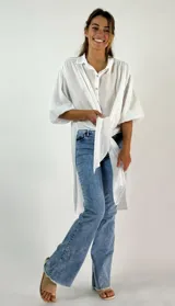 Camisa blanca de algodón con mangas 3/4 abullonadas y cuello mao. Se ata en la parte delantera.