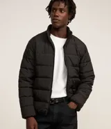 Campera acolchada negra con cuello alto y cierre frontal de cremallera. Presenta un diseño de costuras horizontales y mangas largas.