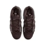 Championes Nike Air More Uptempo Low en color negro con detalles en suela de goma color caramelo. Presentan el icónico diseño de letras grandes en los laterales, confeccionados en una combinación de malla y cuero sintético, con unidad de aire visible en la entresuela.