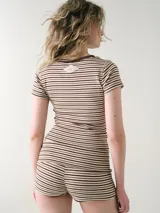 Short de dormir confeccionado en algodón elastizado con diseño de rayas horizontales en tonos rosados y blancos, y cintura ancha de doble tela.