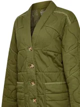 Campera verde militar con calce holgado y detalles de puntadas en hilos al tono y forro interior con diseño floral. Confeccionada con materiales orgánicos y tecnología de insulación Thermore.