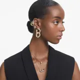 Par de aros colgantes con baño de oro, con diseño asimétrico de dos aros entrelazados. Uno de los aros está cubierto de pavé de cristales blancos. Pueden usarse con o sin el aro colgante.