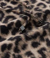 Pantalón de pijama de crepé con estampado de leopardo, tiro alto, cintura elástica con lazo y bolsillos laterales.