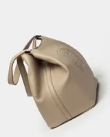 Bolso de hombro azul marino de cuero graneado con logo grabado en el centro.