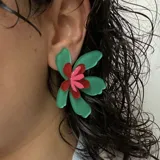 Par de aros con forma de flor, con pétalos verdes y centro con detalles en rosa y rojo.