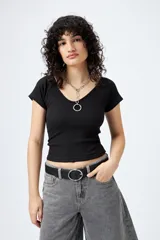 Remera gris de ribb con escote en V, mangas cortas con dobladillo, corte cropped y textura canelada.