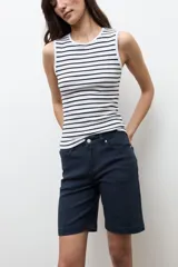 Bermuda de denim negro de tiro medio, con diseño clásico de cinco bolsillos y largo hasta las rodillas.