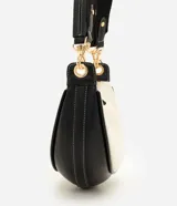 Cartera tipo shoulder de diseño curvo y estructura mediana, confeccionada en tejido texturizado con detalles en material sintético negro. Cuenta con cierre superior y correa ajustable y desmontable.