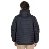 Campera puffer negra con capucha, cierre frontal con cremallera y logo de la marca en el pecho. Resistente al agua.