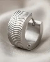 Aros tipo argolla pequeña de acero con textura estriada.