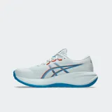 Championes de running Asics modelo Gel Cumulus 28, color blanco con detalles en azul y naranja. Cuentan con tecnología de amortiguación FF BLAST MAX y suela FLUIDRIDE para una pisada suave y reactiva.