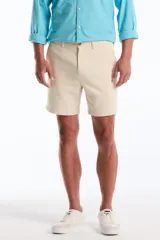 Short de gabardina color beige con diseño texturado, tiro medio y bolsillos laterales.
