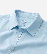 Camisa de manga larga Marfinno con cuello camisero y cierre frontal de botones. Confeccionada en tejido plano de lino y algodón.