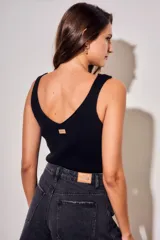 Top de tejido de punto acanalado, color negro, con escote en V y diseño ajustado al cuerpo.